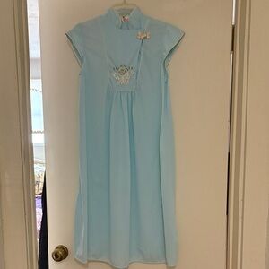 Women’s Light Blue Sleeveless Mandarin-Collar nightgown with Embroidered Motif